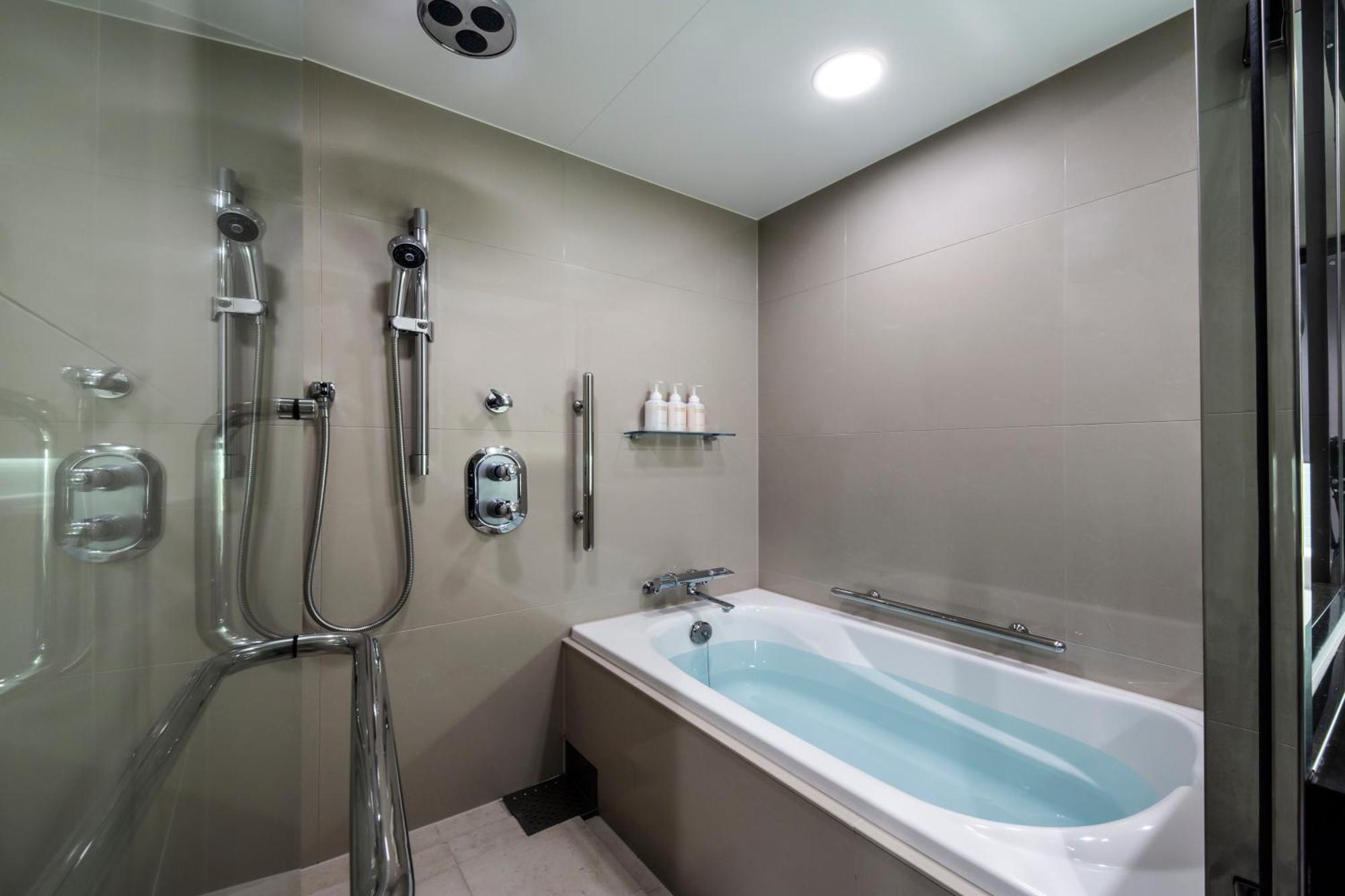 Camera Deluxe Doppia con Letti Singoli e 1 Bagno Separato